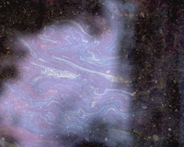 Маслянистые разводы на воде