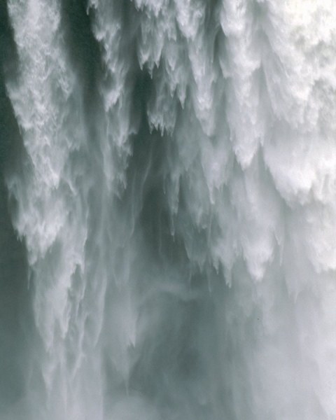 Падающая стена воды