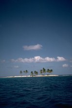 Крошечный остров в синем море